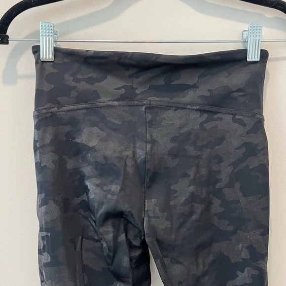 Spanx Faux Leather Leggings Matte Camo Petite Small Athleisure Shapewear Casual - Picture 9 of 9